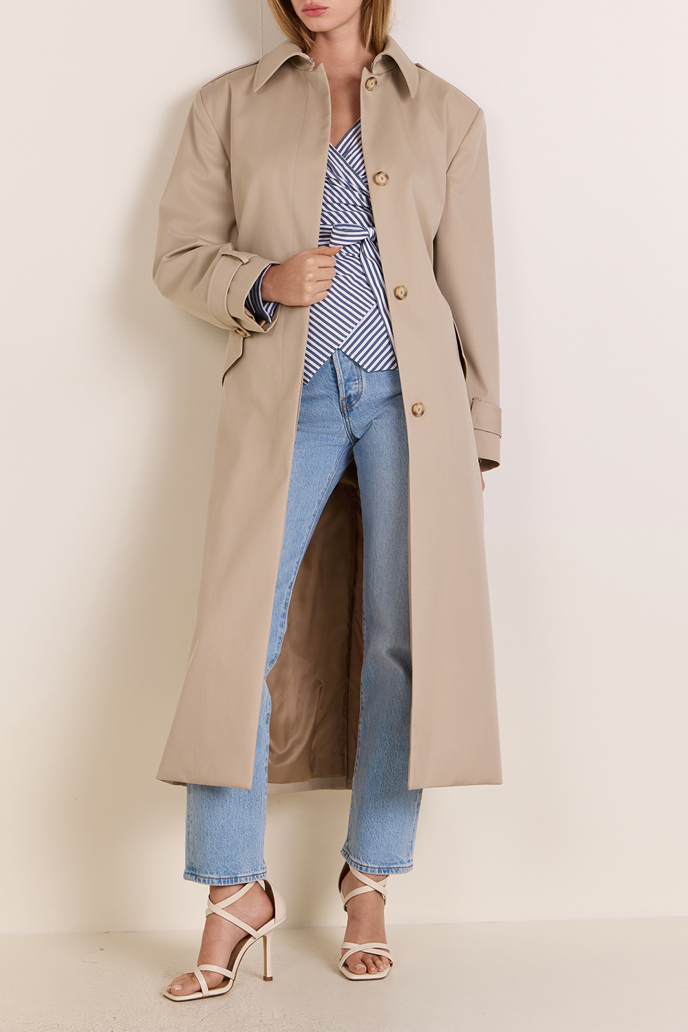 תמונת כל הלוק של מעיל טרנץ' מחוייט